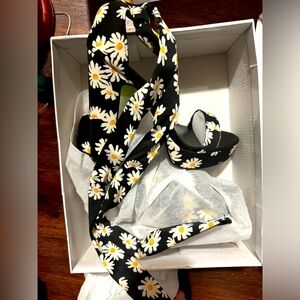 BNWT Daisy High Heels That Wrap Up Your Calf